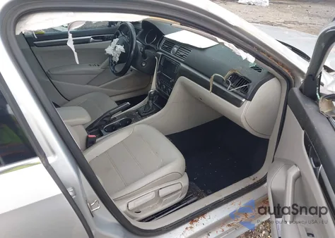 2016 Volkswagen Passat 1.8T Se z USA, uszkodzony, nr VIN 1VWBT7A34GC024650